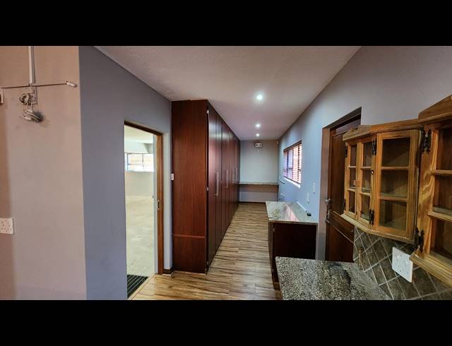 6 BEDROOM FREESTANDING FOR SALE IN BERGSIG